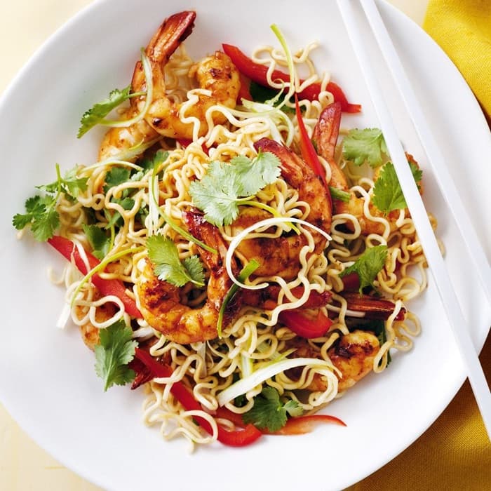 Garnalen- en noodlesalade met krokante sjalotten