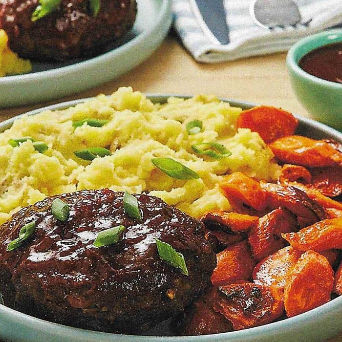 Gehaktbrood met sojasaus, wasabipuree en geroosterde wortels