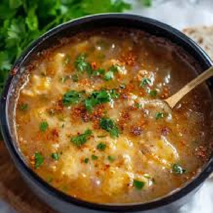 Chorba Hamra bel Frik (Algerijnse lamsstoofpot met tomaat en freekeh)