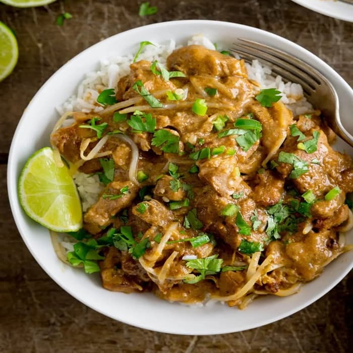 Thai curry met varkensvlees en pinda