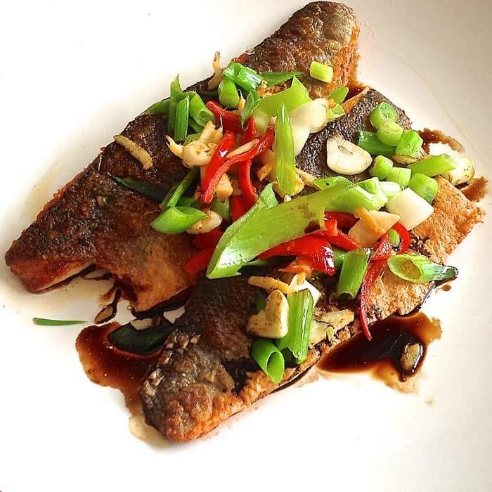 Zeebaars met sizzled ginger, chili en lente-uitjes