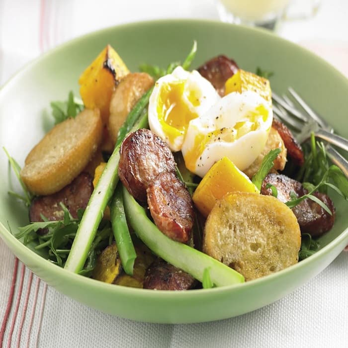Salade met chorizo en zachtgekookt ei