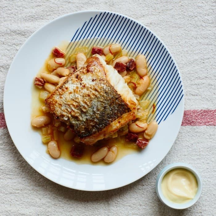 Gebakken schelvís met witte bonen en chorizo