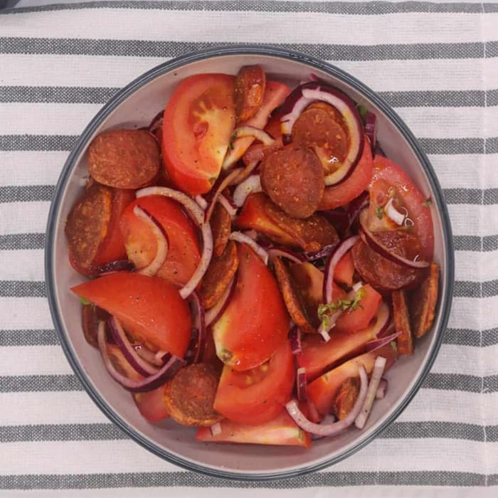 Salade met chorizo en tomaat