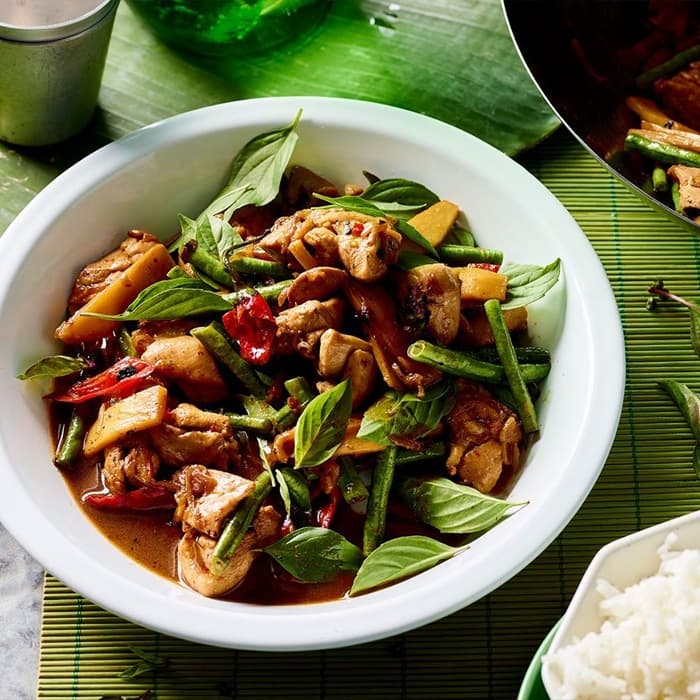 Roerbak kip met chilipepers en basilicum