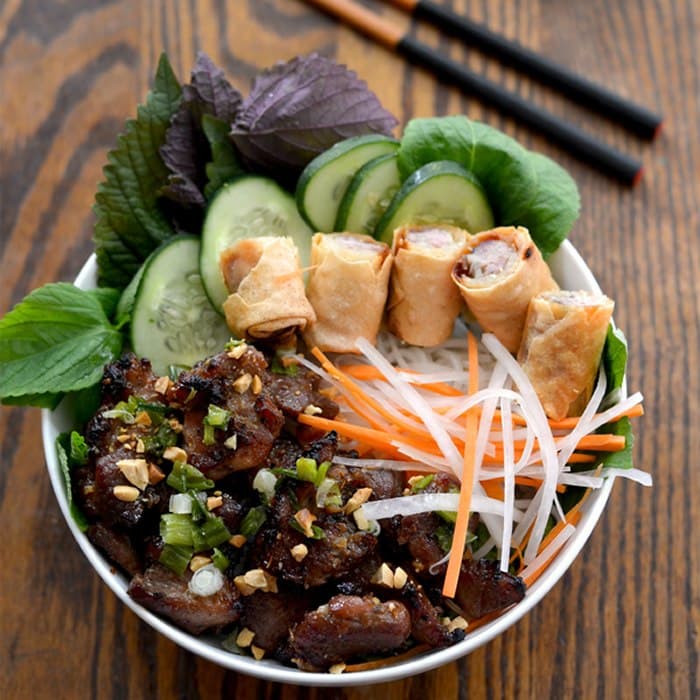 Vietnamese gegrilde varkensvlees (bun thit nuong)