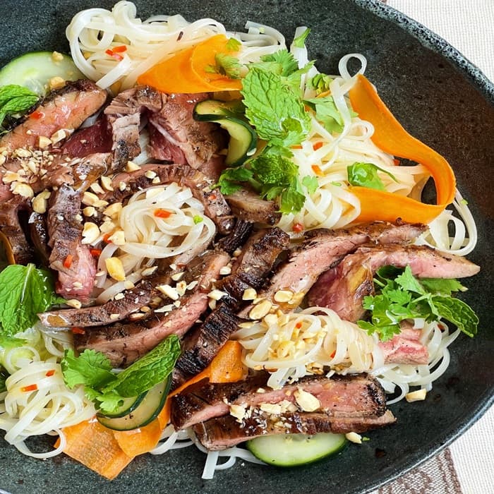 Steak met Vietnamrese noedelsalade
