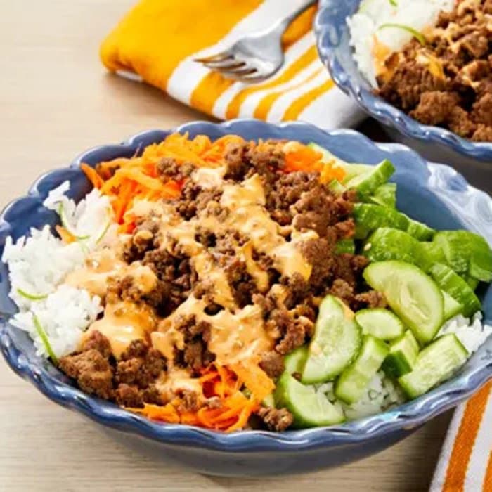 Beef Banh Mi Bowls met Sriracha-Mayonaise, Wortel en Zuurgestoomde Komkommer